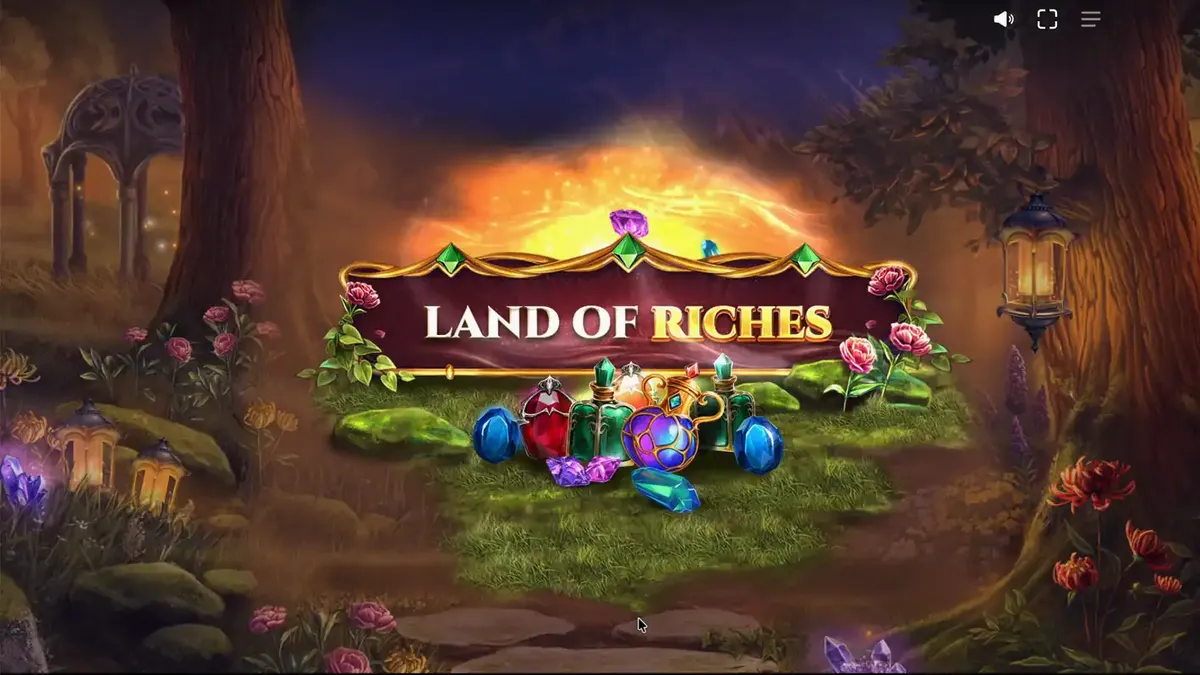 Isang mahiwagang kagubatan sa Land of Riches slot na may mga karakter na Dwarf, Elf, at Troll.
